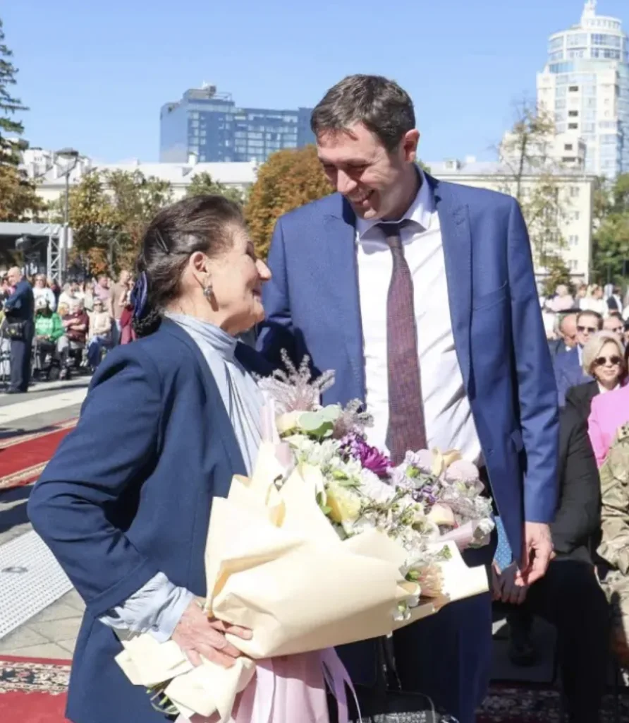 🎉 Мэр Воронежа Сергей Петрин в юбилей города поздравил народную артистку России Екатер...