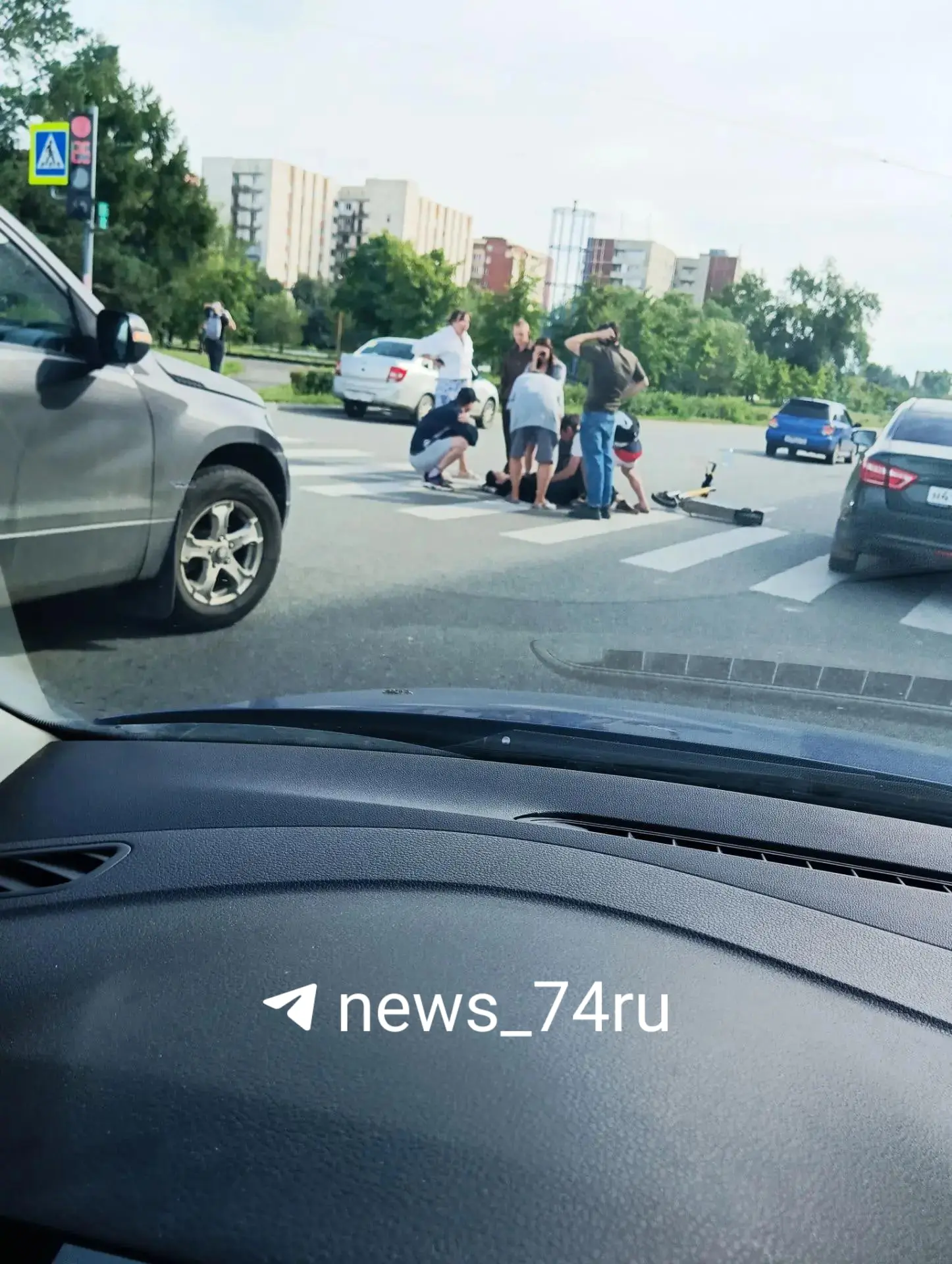 На перекрестке Копейского шоссе и Гагарина сбили девушку на самокате