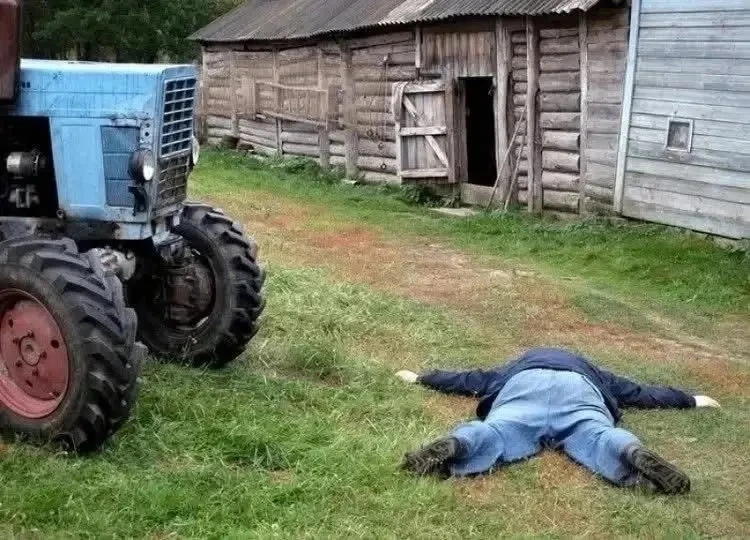 В начале учебного года сын подошел к отцу.
– Па, – уныло сказал оболтус. – Па, задали сочинение, как