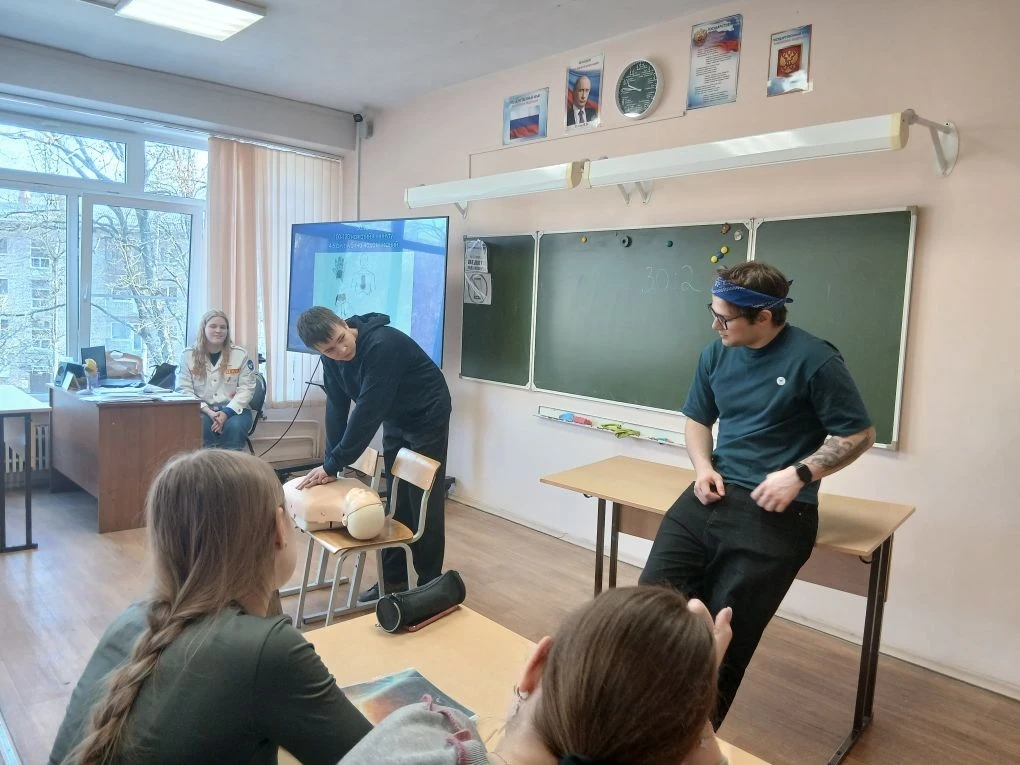 11 марта в гостях у учащихся 9а, 10б и 11а классов побывали волонтёры - студенты 2-го курса Институт