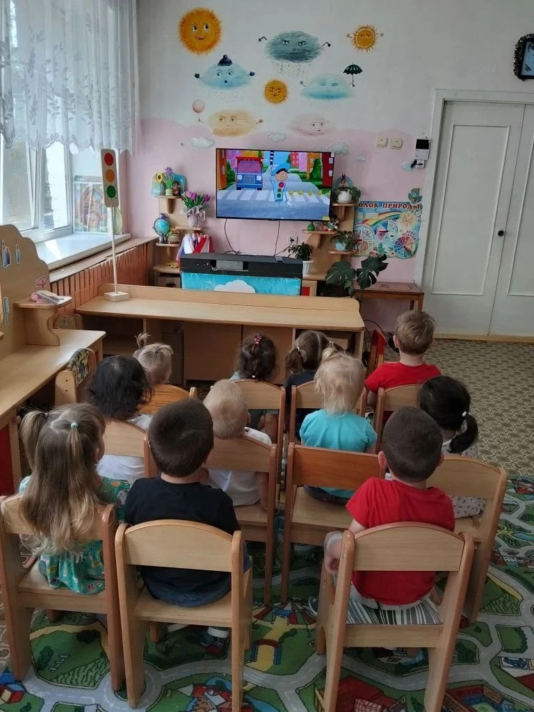 В группе "Ромашка" прошел тематический день, посвященный Дню светофора. Воспитанники с ...