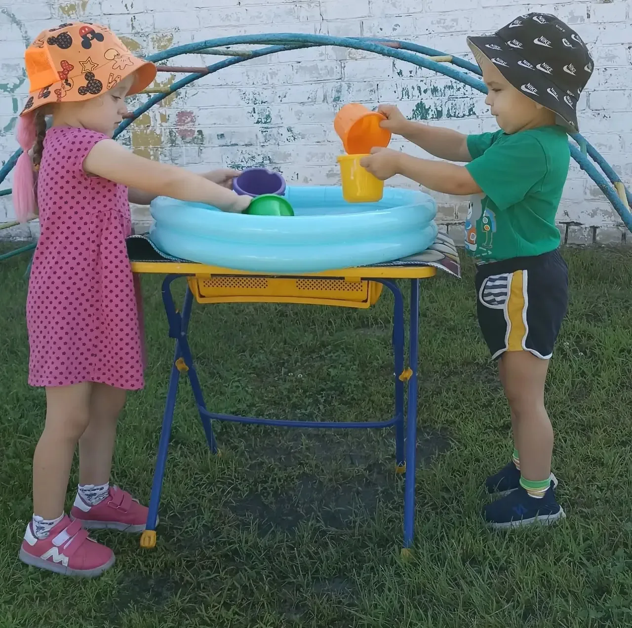 Игры с водой! 💦
 
💧 Игры с водой – одно из любимых детских занятий. 
  
📌 Дети разновозрастной гр