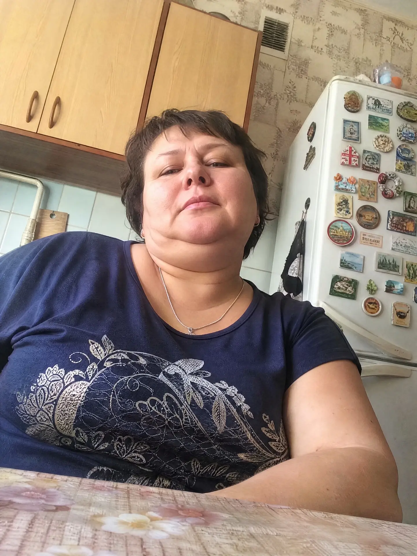 Сфотографировали снизу, теперь подбородков штук пять. Сделайте нормальный овал лица, по...