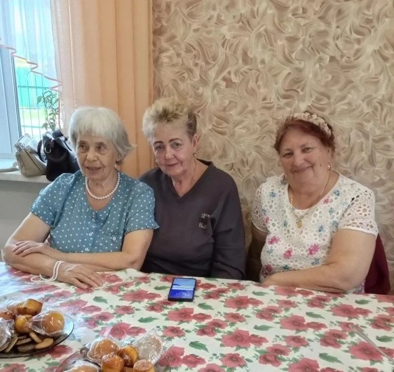Тёплая встреча активных участников клуба общения прошла за чашкой чая. В дружеской бесе...