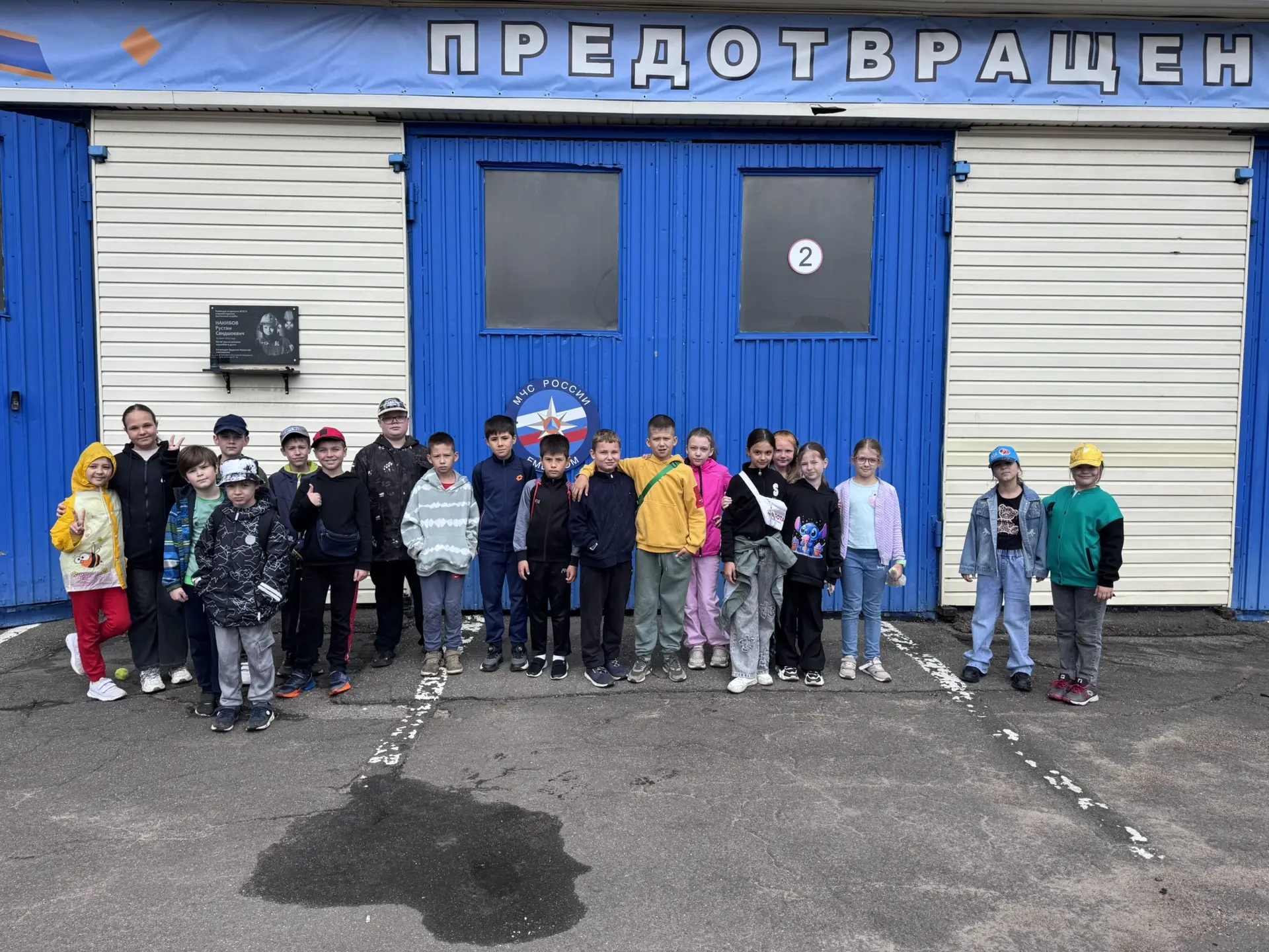 Каждое лето мы в гостях у тех, кто приходит на помощь и спасает нас 🧑‍🚒

Сотрудники МЧС из пожарно