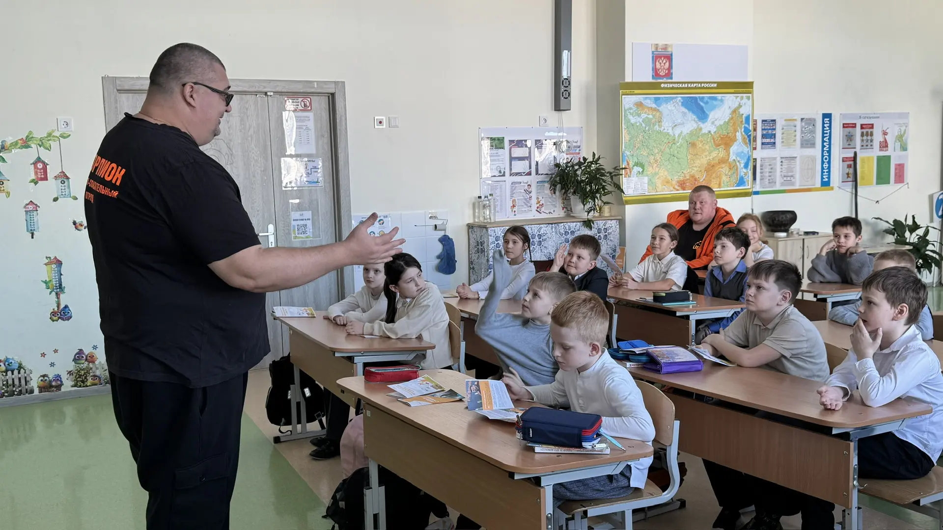 Спасатели пришли к малышам: важный урок перед праздником 🧡  В преддверии Дня защитника Отечества в н