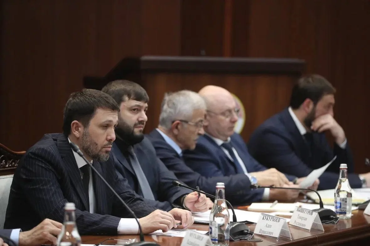 На еженедельном совещании в Правительстве Глава региона Махмуд-Али Калиматов поднял воп...