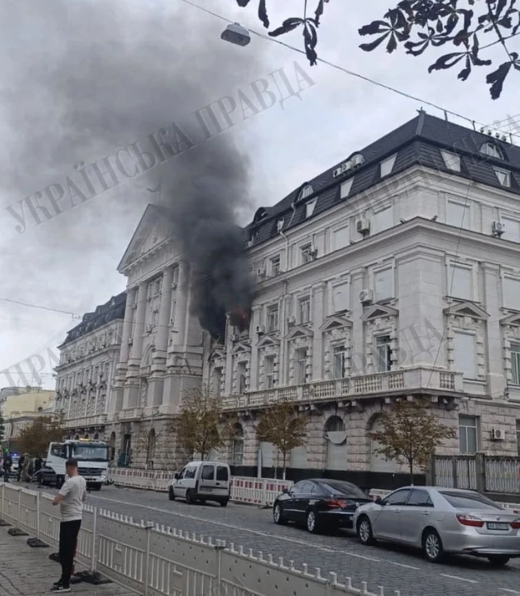 ⚡️Дрон ударил по зданию СБУ в Киеве, пишут украинские СМИ.