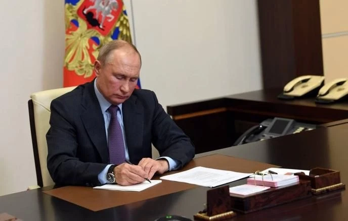 🇷🇺 Владимир Путин разрешил барнаульцам больше работать — президент подписал закон об ...