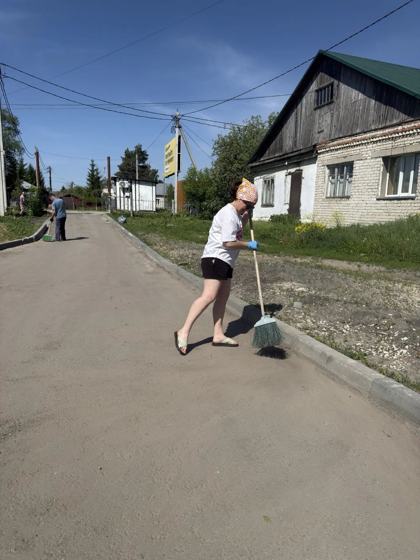 🧹Сегодня сотрудники провели субботник прилегающей территории ветеринарной станции: убр...