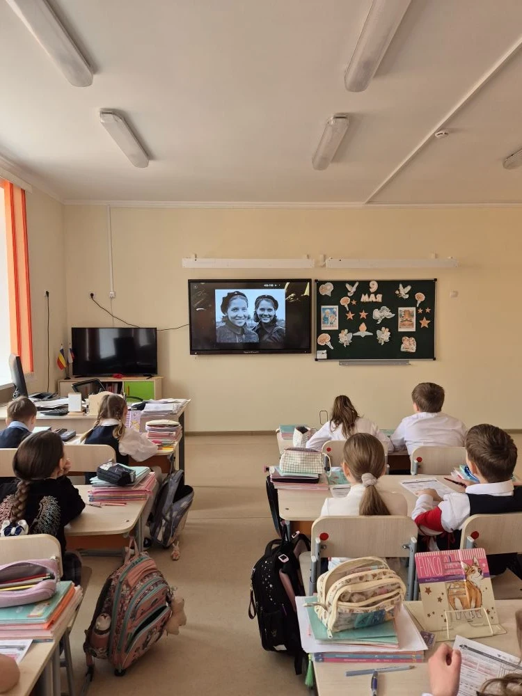 📢 В МАОУ «Школа № 10» состоялось очередное занятие из цикла «Разговоры о важном» 🎤  На этот раз встр