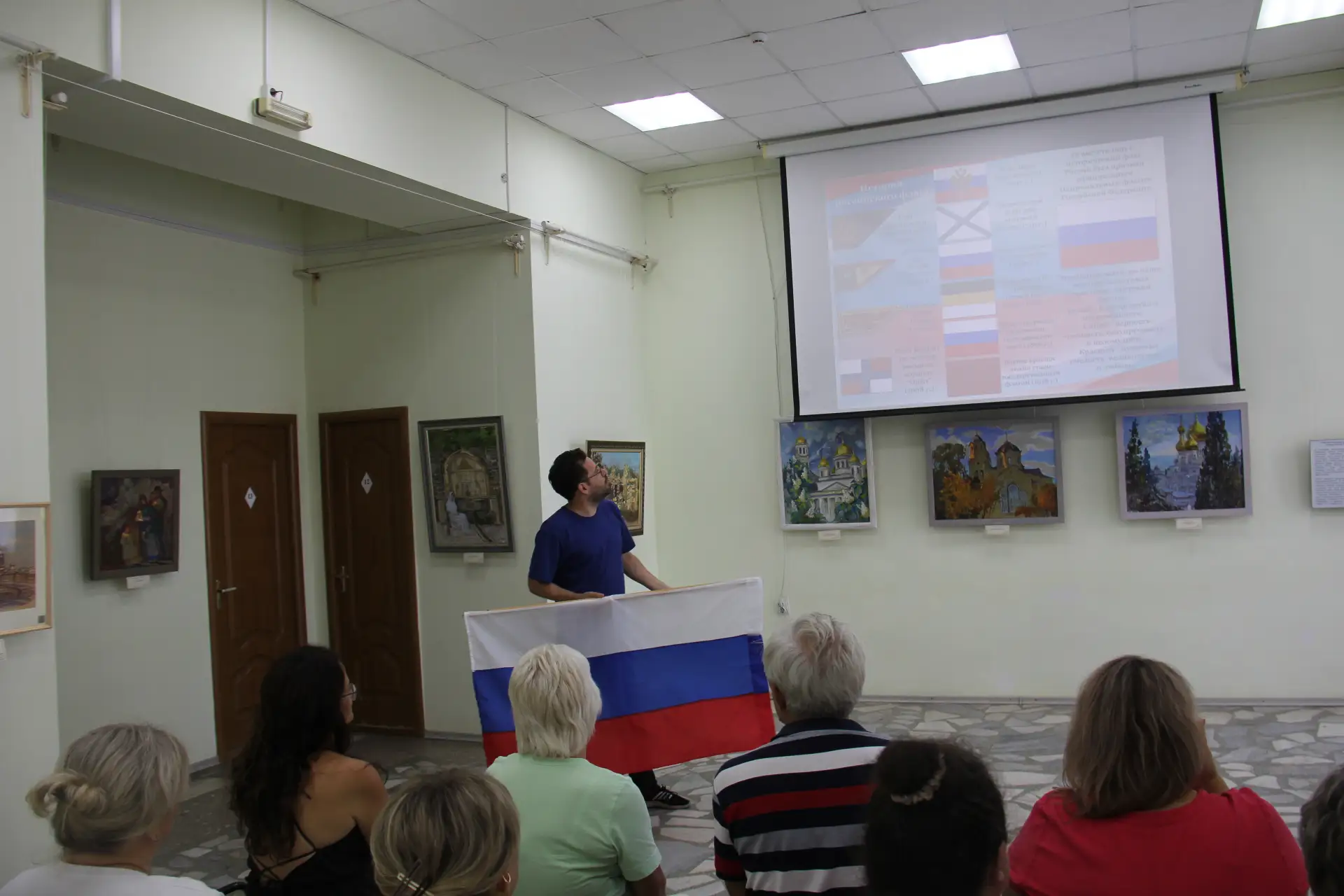 В рамках празднования Дня Российского флага, Волгодонский художественный музей провёл л...