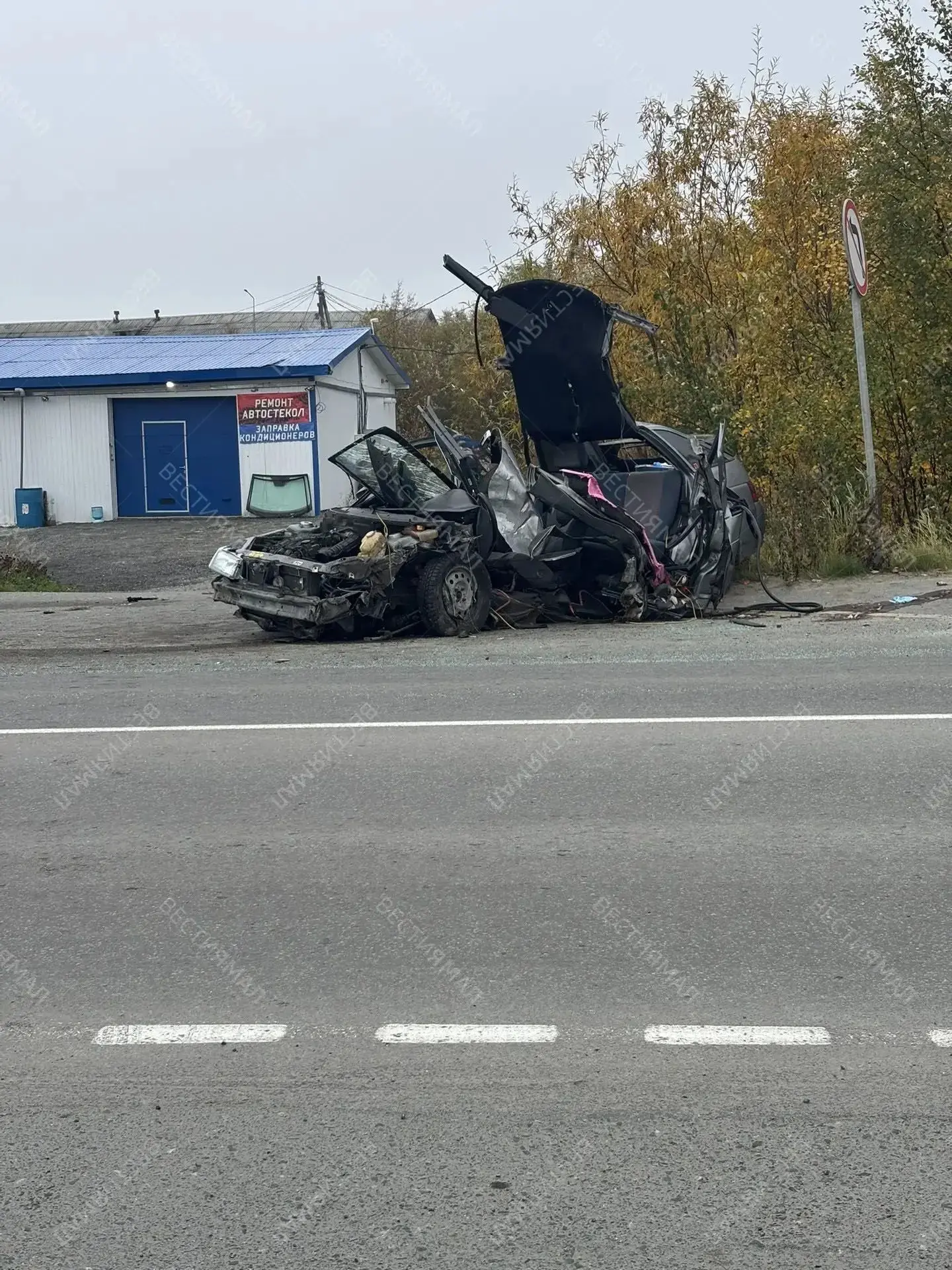 В Салехарде на Объездной машина врезалась в столб, есть пострадавшие.