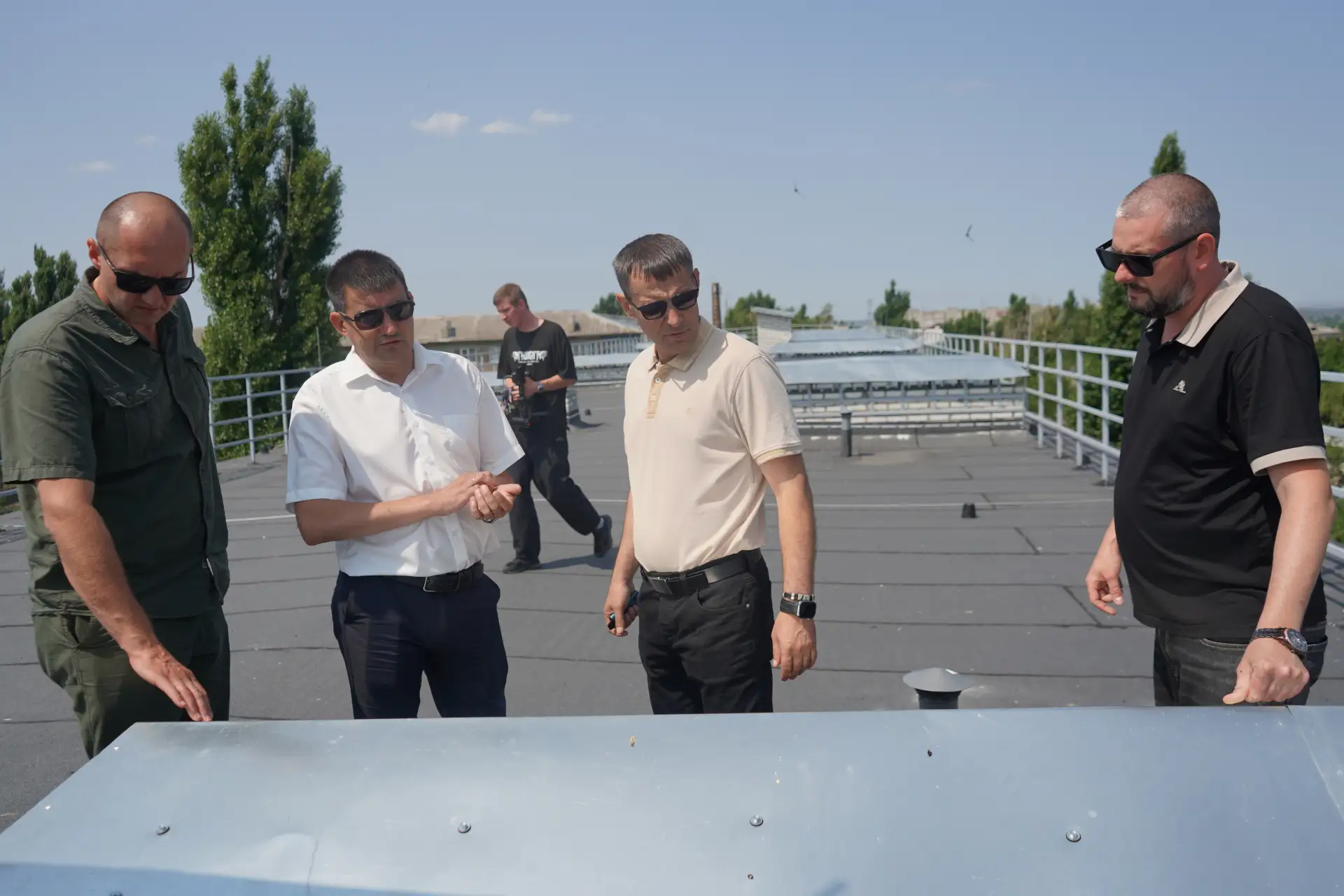 С представителями Красноярского края и управления ЖКХ Администрации приняли 2 завершённые кровли. Эт