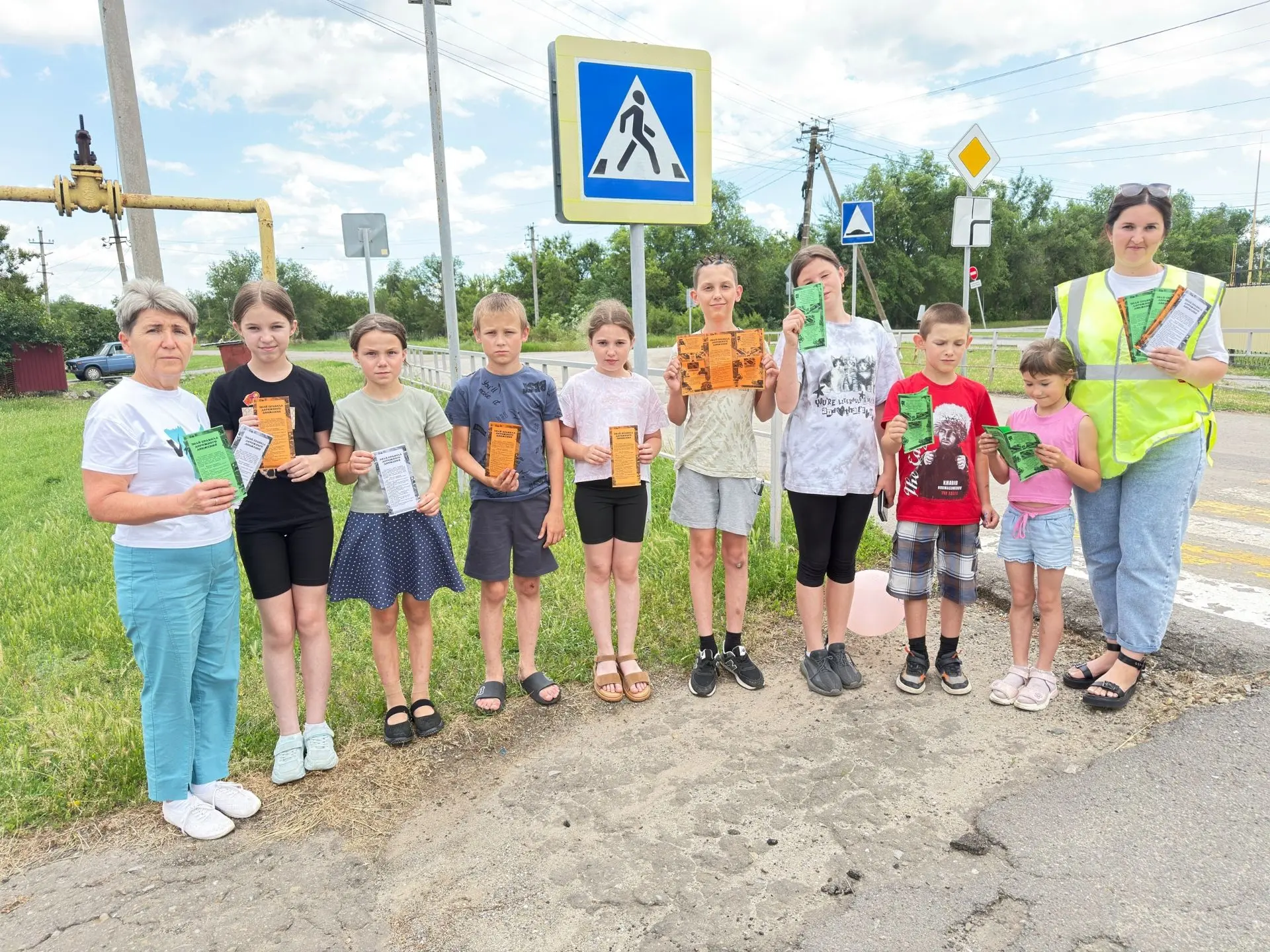 Морозовский СДК напоминает о безопасности! Сегодня прошла беседа «Безопасная дорога» с раздачей памя