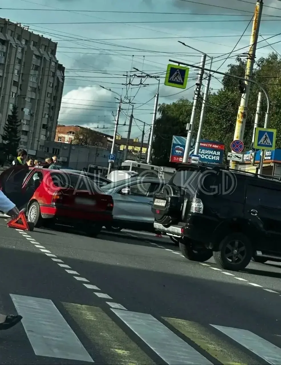 Перекресток Фрунзе и 9 Апреля, до сих пор не разъехались.
