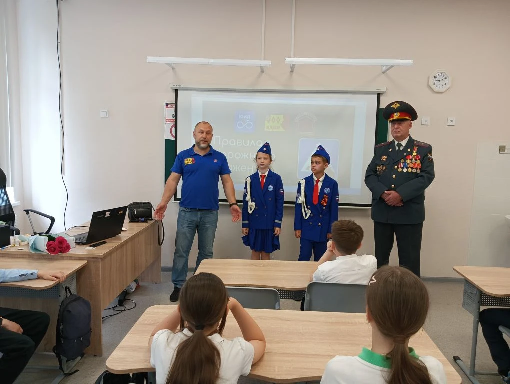 25 мая в МБОУ ЦО № 21 прошла последняя в учебном году общешкольная линейка. Мероприятие началось с и