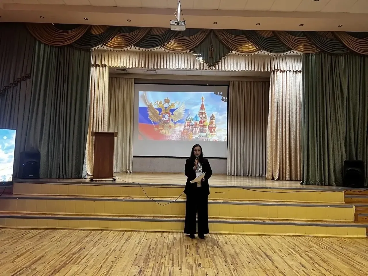 🇷🇺16 марта в МБОУ «СОШ №34» состоялась традиционная церемония выноса Государственного флага Российск