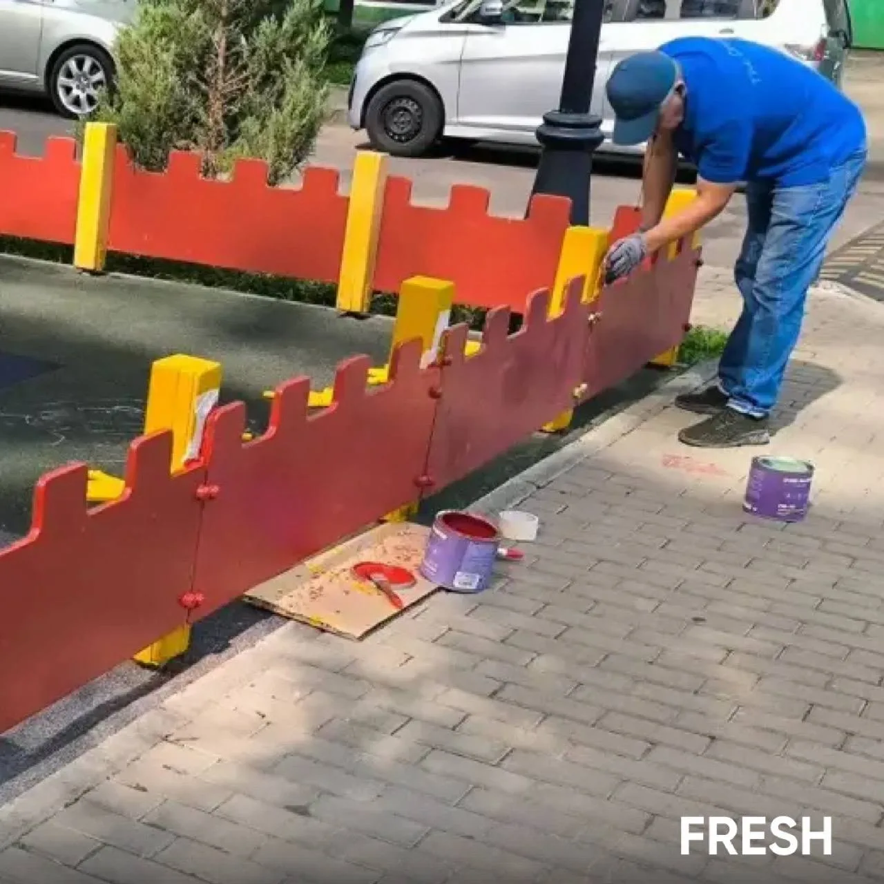 На придомовой территории ЖК Fresh выполнили покраску оборудования на детской площадке.