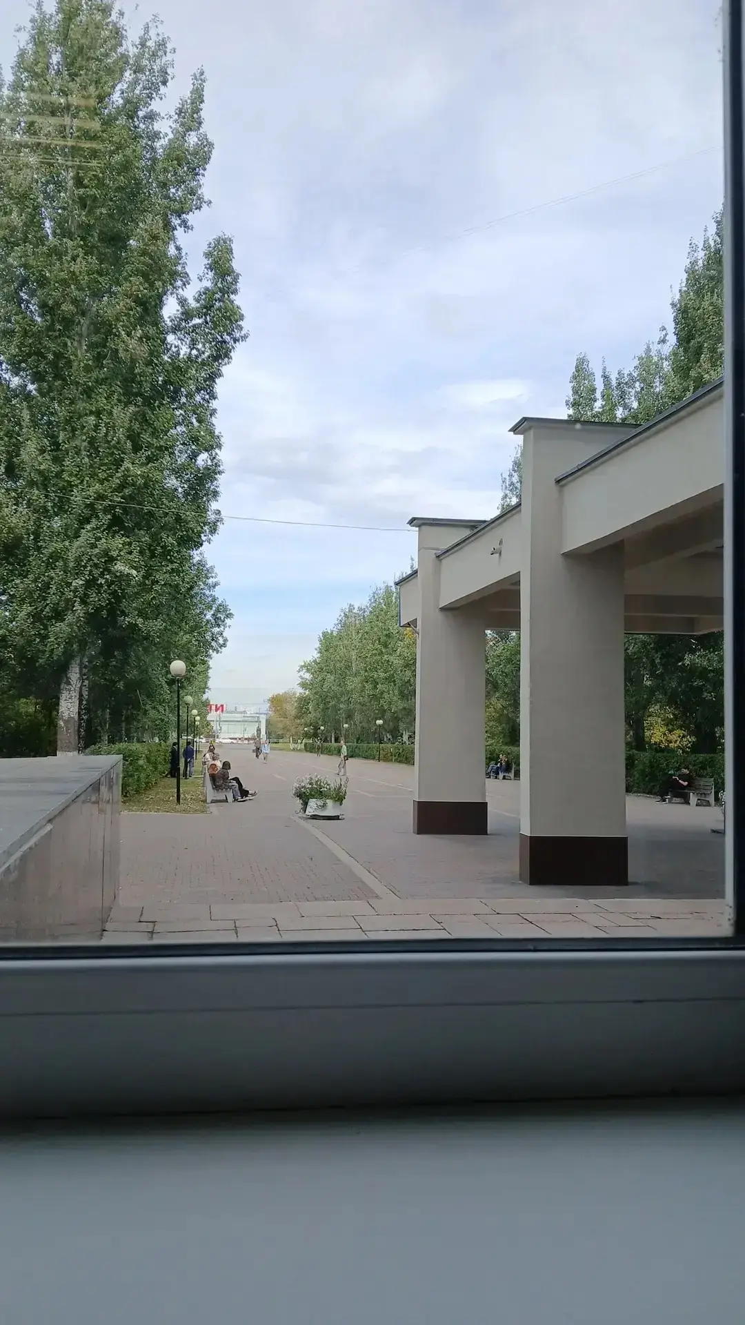 Друзья шли мимо госуниверситета и поделились фото обстановки сегодня.