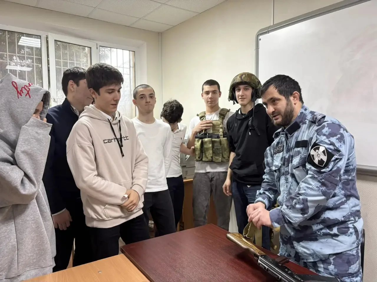В преддверии Дня защитника Отечества, обучающиеся десятых классов нашей школы,  посетили спецподразд