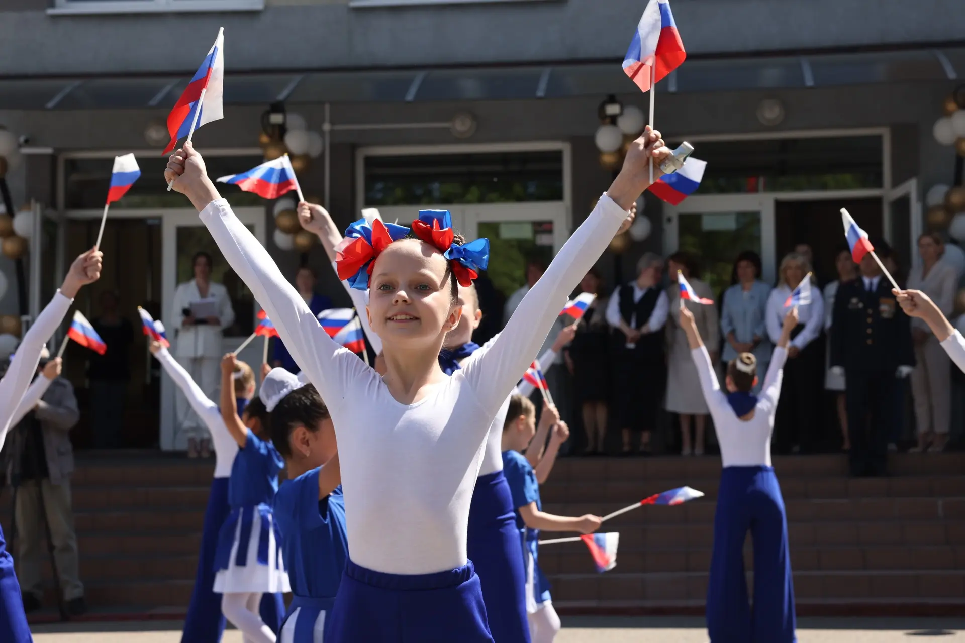 С лицеем №17 меня связывает давняя дружба. Каждый год с особой радостью посещаю торжественные линейк