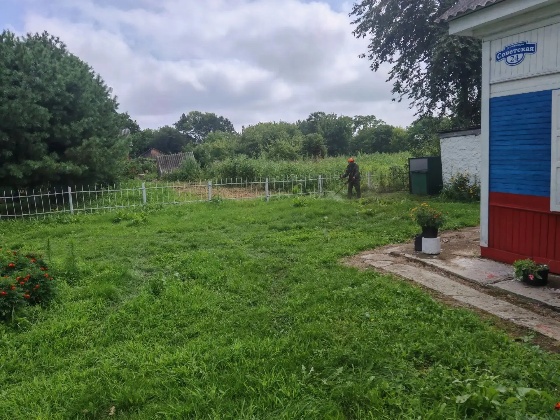 🌿В селе Сальское активно идет благоустройство общественных зон, продолжается обкос травы.