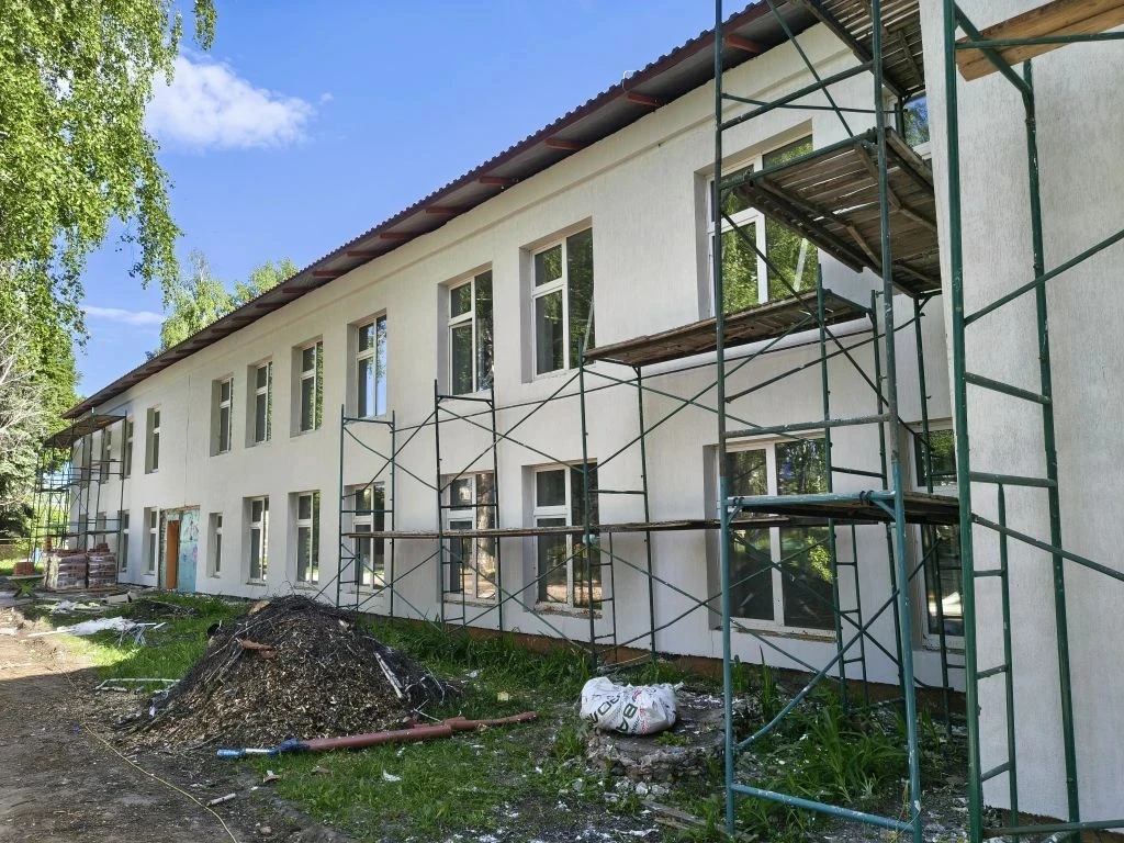 В детском саду «Алёнушка» в рамках капитального ремонта активно ведутся работы по штукатурке здания 
