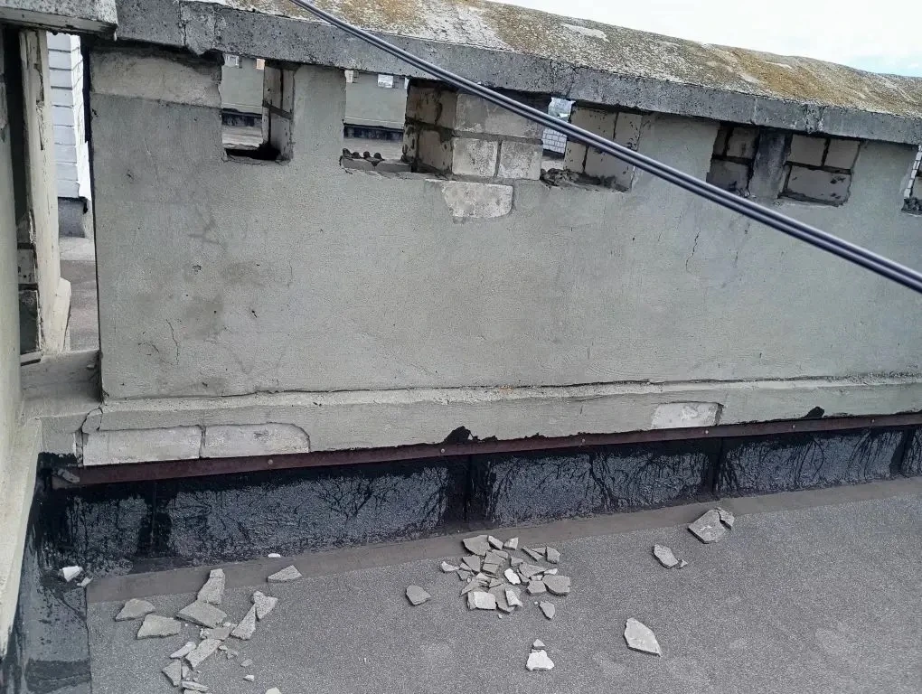 В ходе планового весеннего обследования ( осмотра) мы выявили трещины и отслоения штукатурки на вент