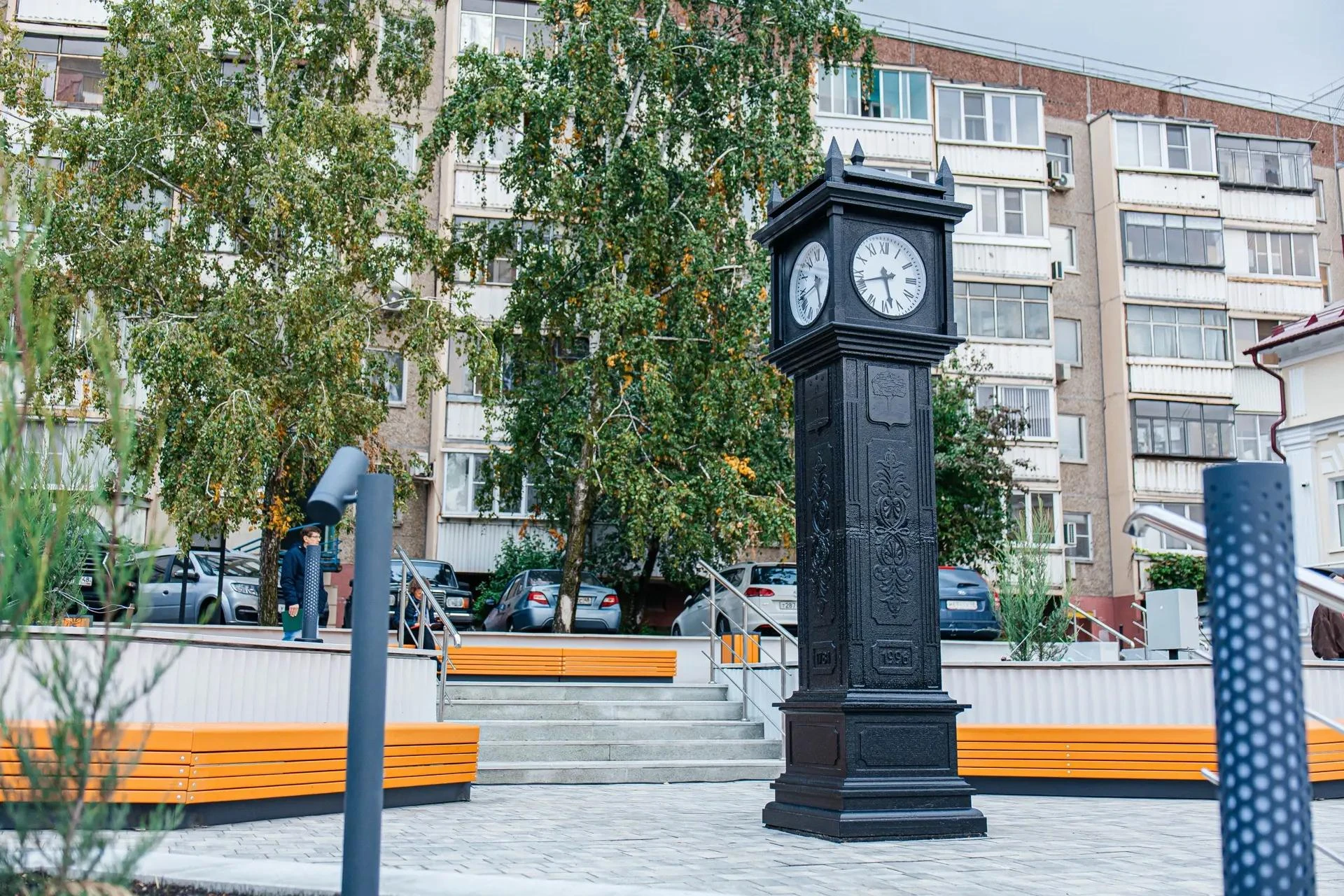 Часы в английском стиле появились в сквере на улице Фрунзе в Липецке. С покупкой помогл...