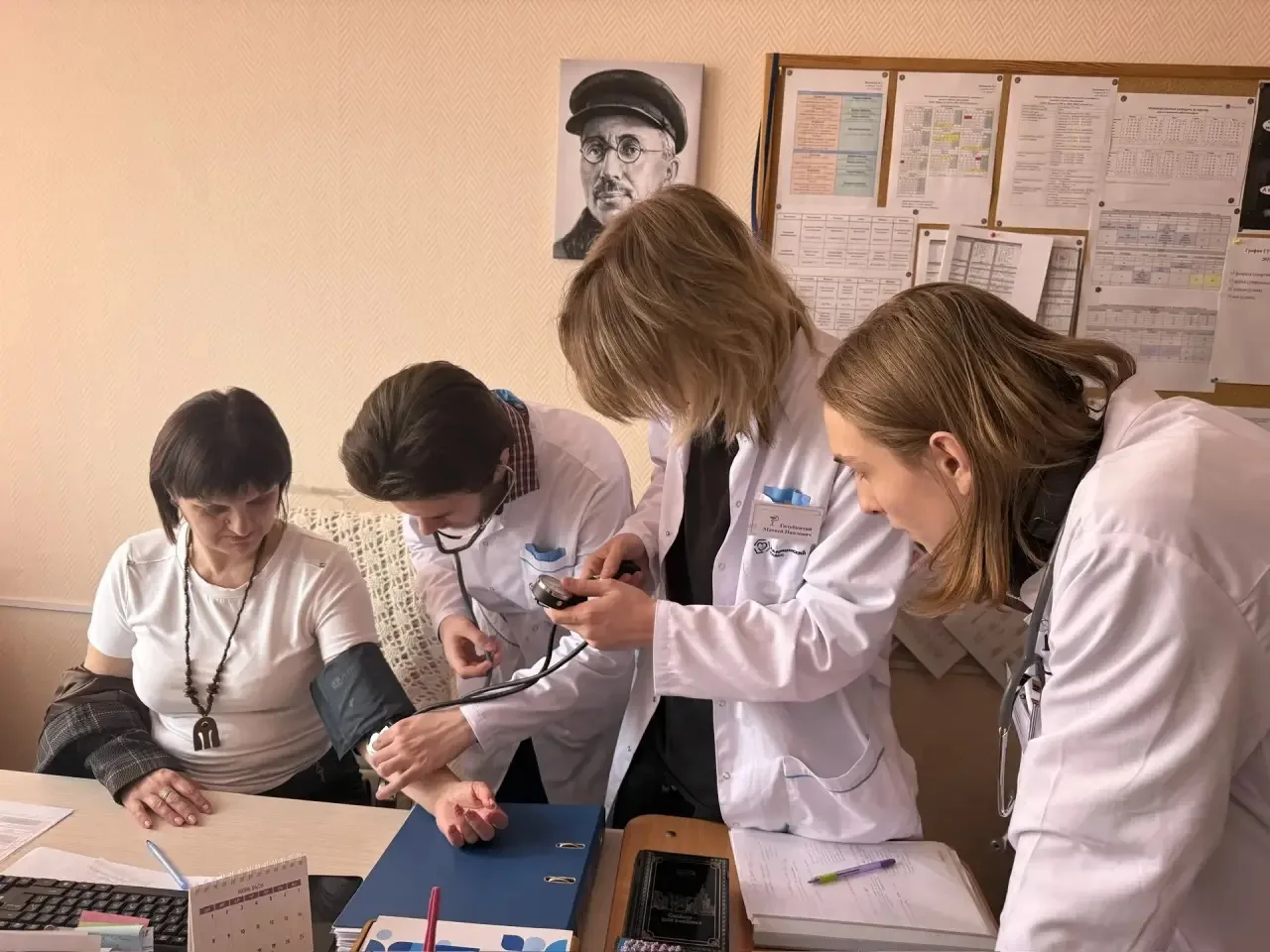 🥰Забота о тех, кто нас учит!   В нашей школе прошел необычный и очень добрый День здоровья. Ученики 
