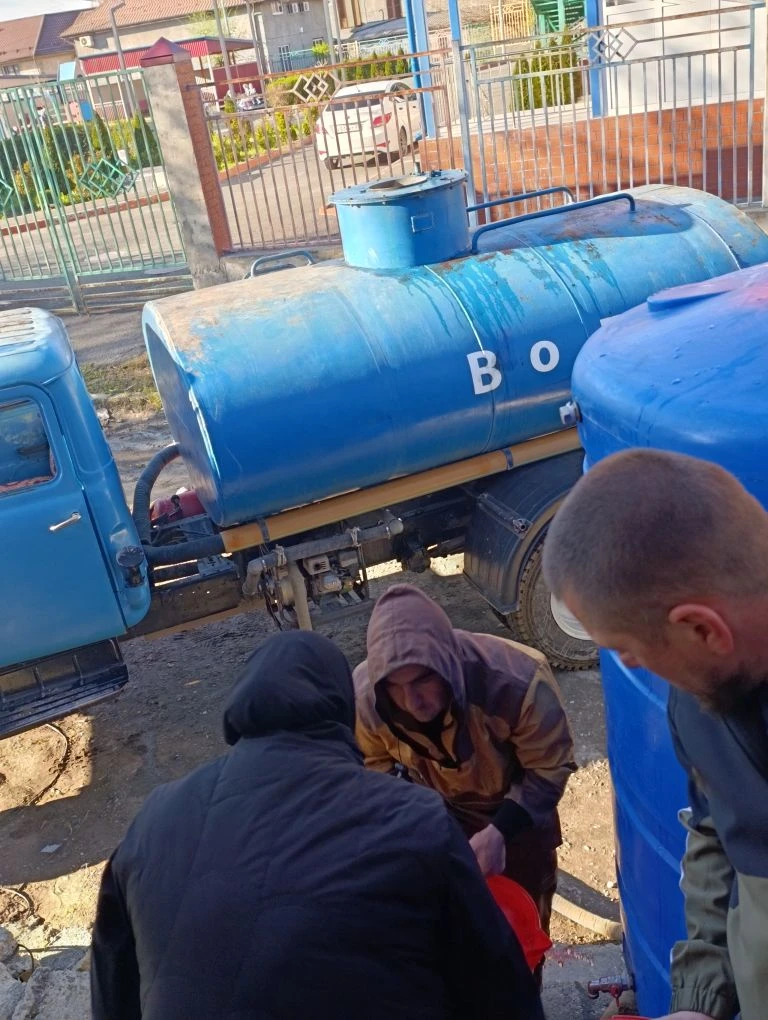 Руководство школы обеспечивает чистой водой обучающихся школы в период ЧС