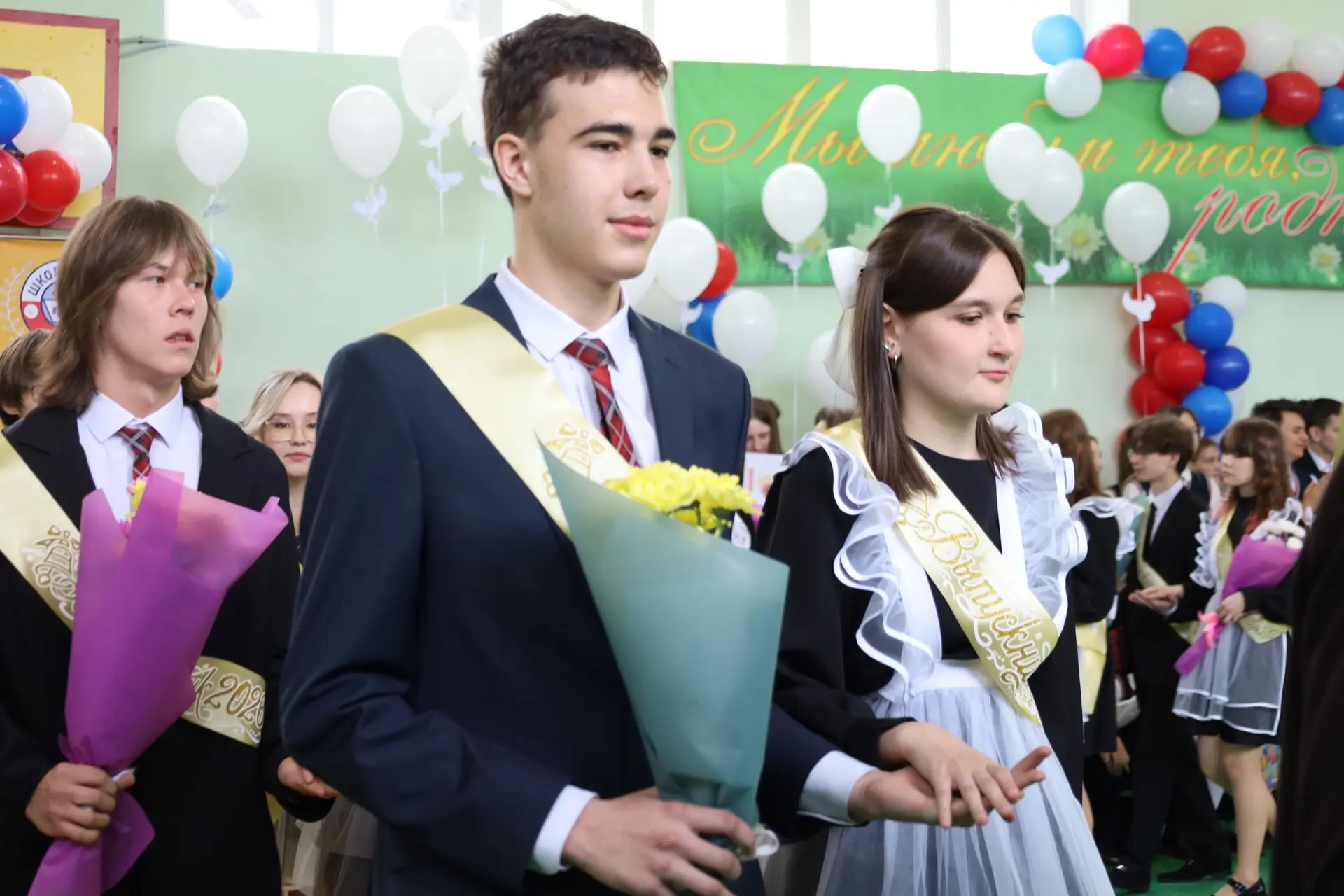 Сегодня принял участие в торжественном мероприятии, посвящённом Последнему звонку в школе № 42.  Шко