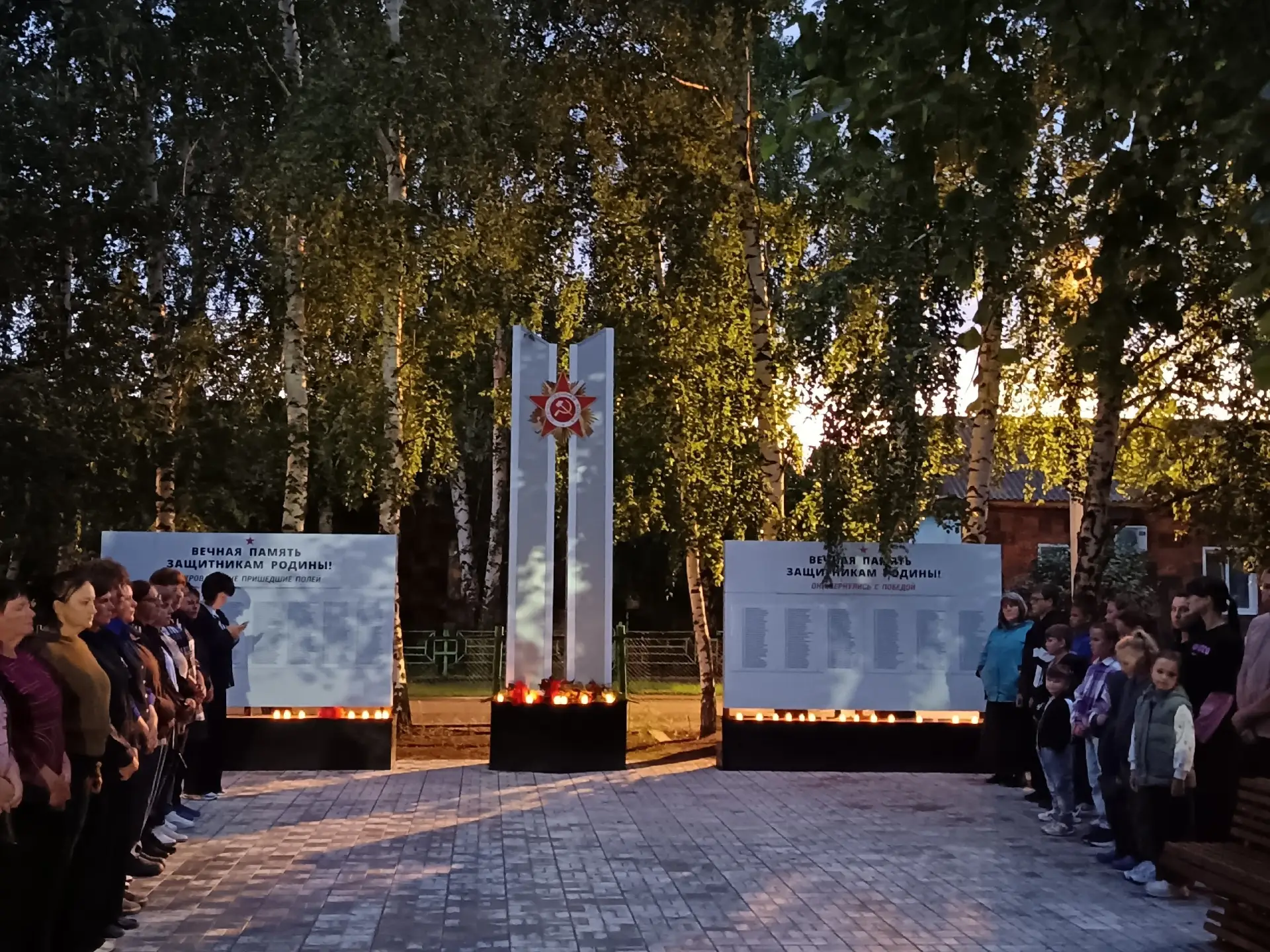 Жители села Дьяковка собрались, чтобы отдать дань уважения павшим героям

👉 Подробнее на сайте "КВ"
