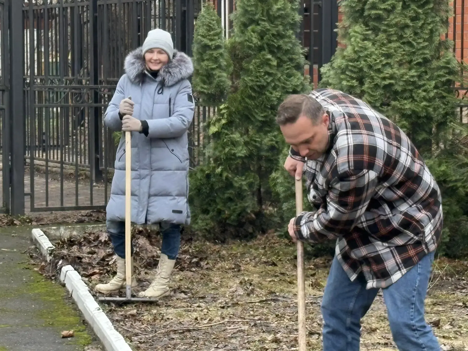 Городской субботник   Наши родители-активисты не побоялись плохой погоды и пришли, чтобы сделать мес