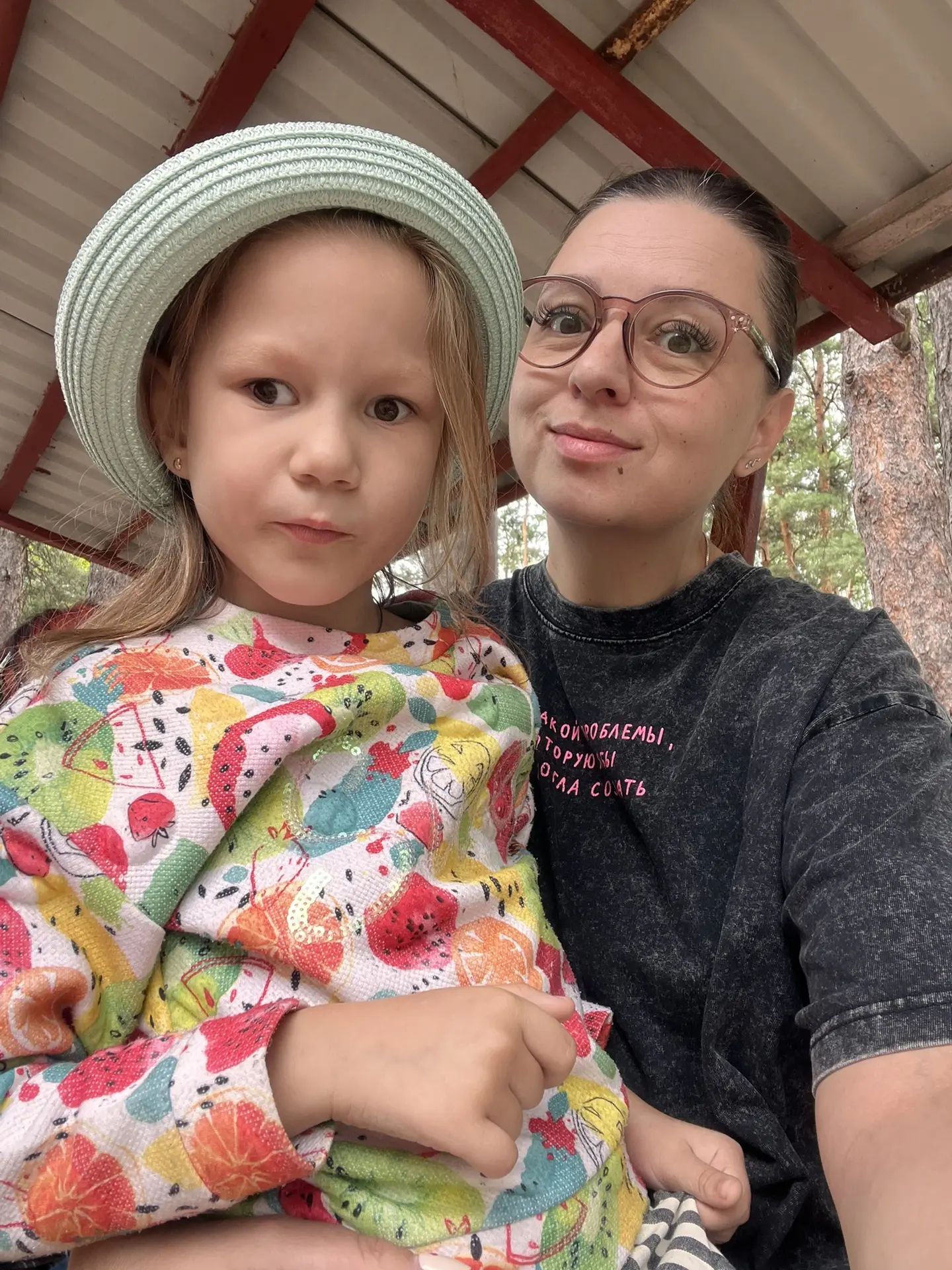 Все про неё быстро всё доложили)))) что орет, матерится, по чужим сумкам лазит 🤪🤪🤪