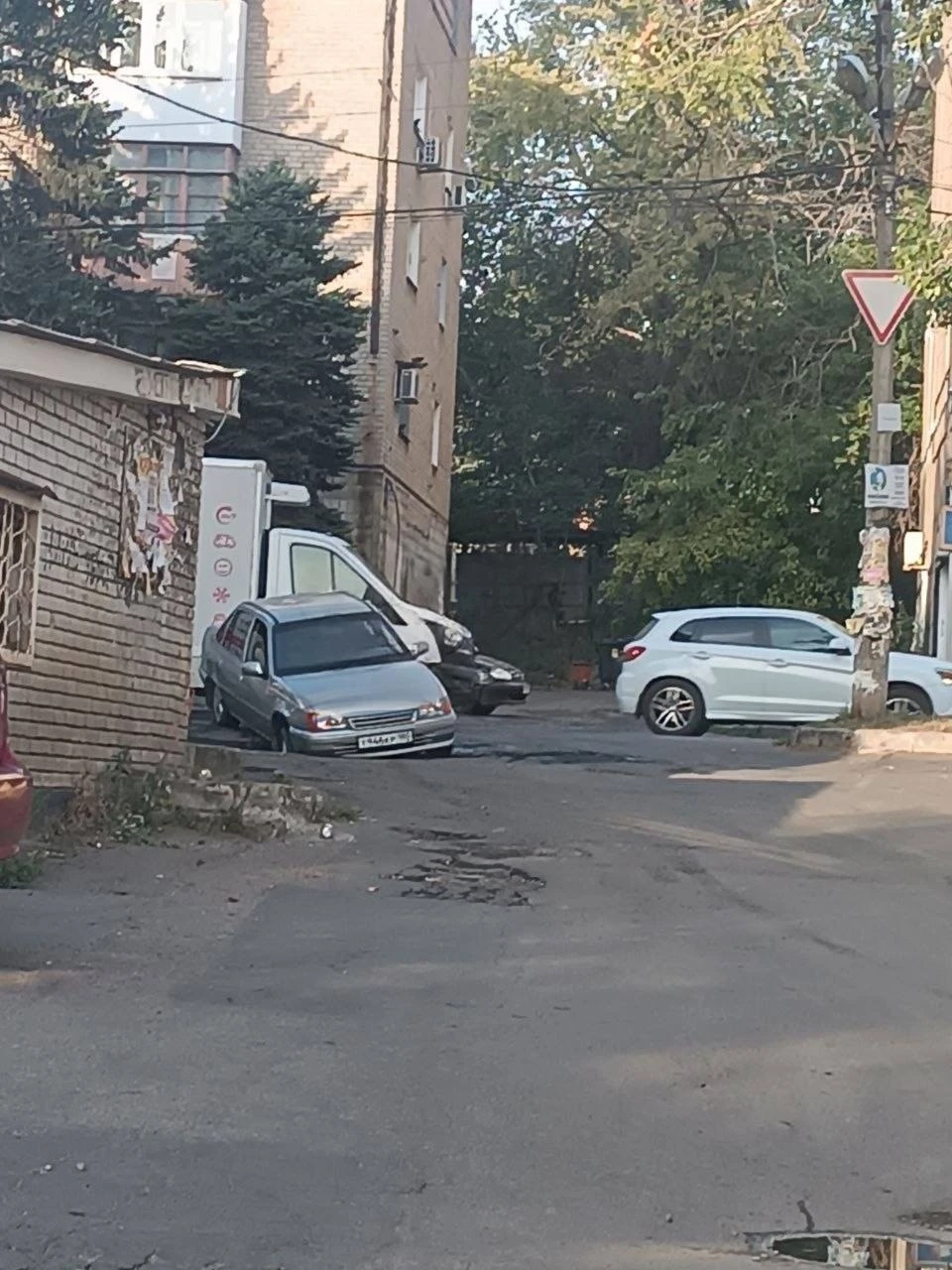 Машина провалилась в яму на ул. Октября