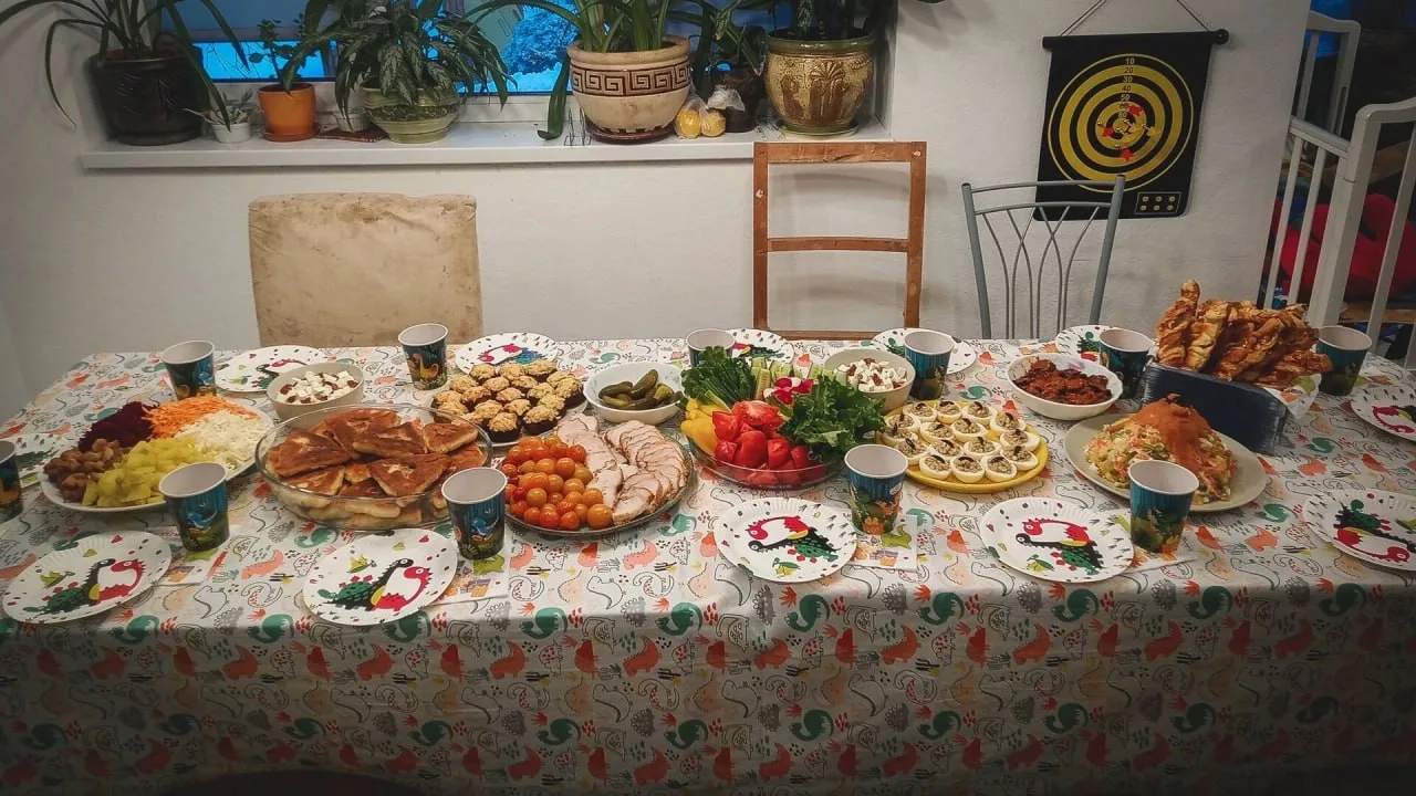 Обед помогает хабаровчанам выжить на работе. Обед в середине рабочего дня давно перестал быть просто