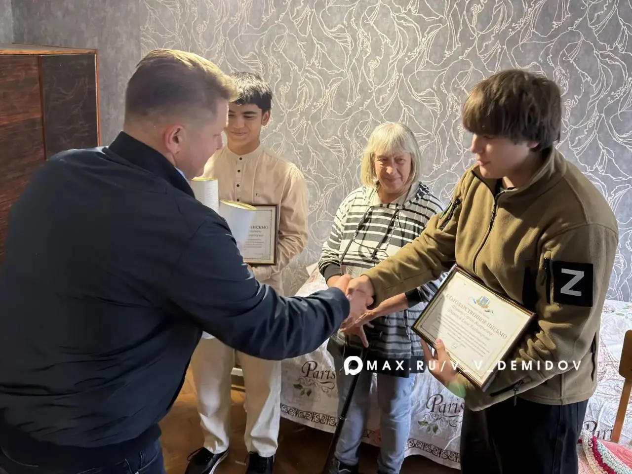 Белгородка попросила мэра найти и наградить подростков, помогавших после массированной ...
