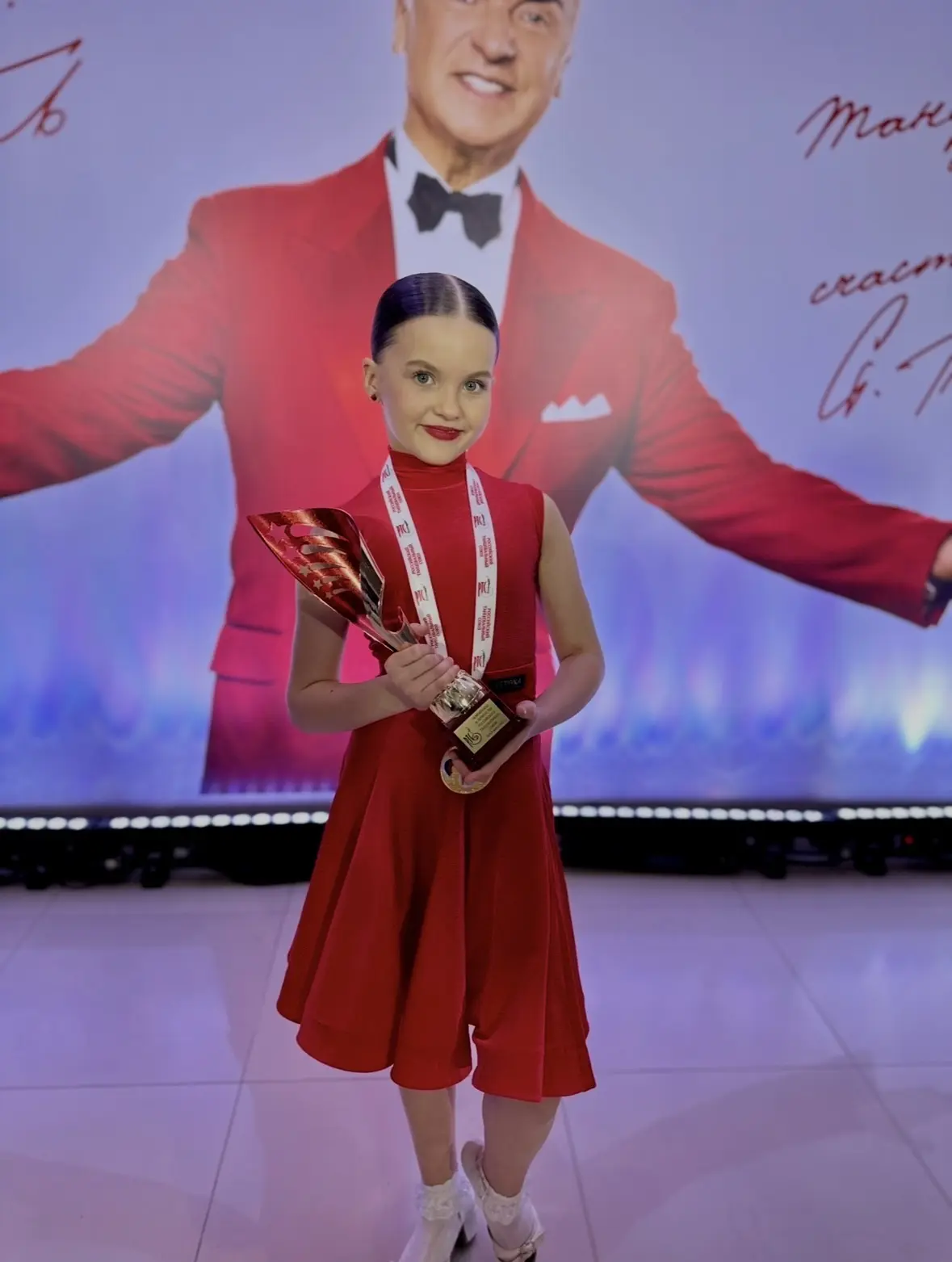 Сафронова Оливия, ученица 3-В класса, стала победителем 🥇Первенства Чемпионата России по бальным тан