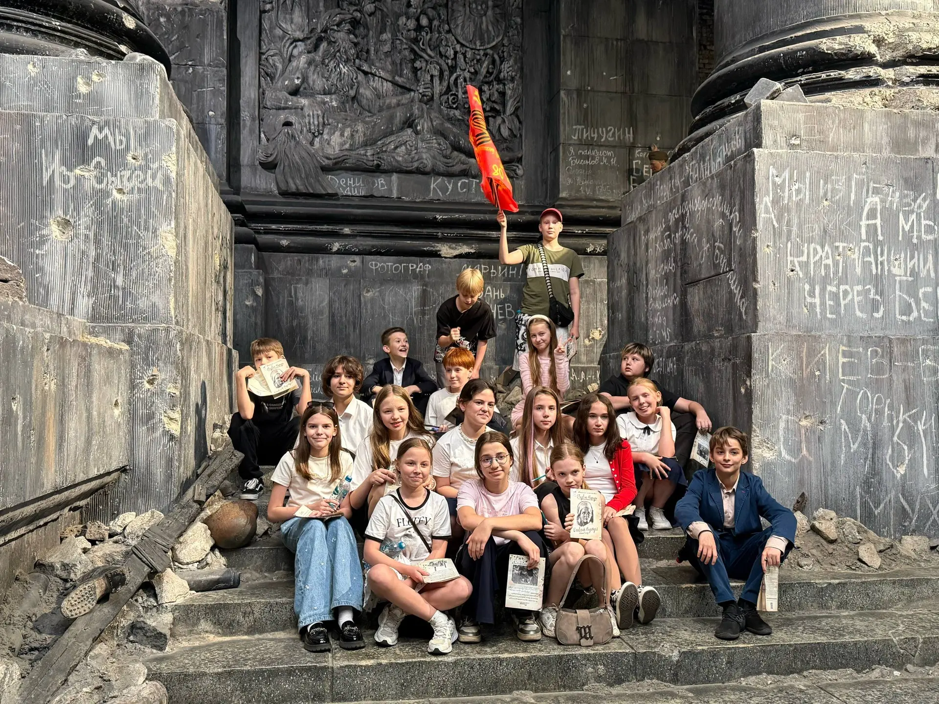 🇷🇺Память сильнее времени: 5-е классы на квесте «Подвиг народа»  Ученики 5 «В» и 5 «Д» классов принял