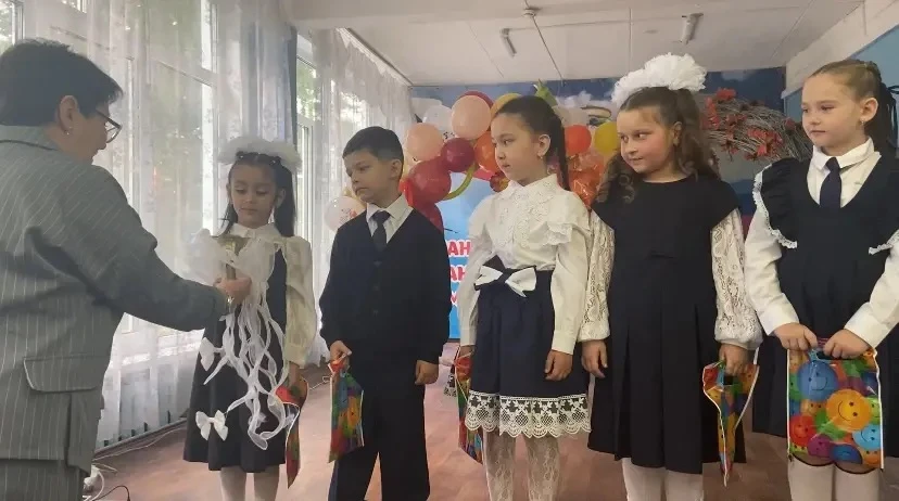 Сегодня в ЦО 45(здание 2)🏫📚💐прозвучал первый звонок. Утро выдалось солнечным — свет ...