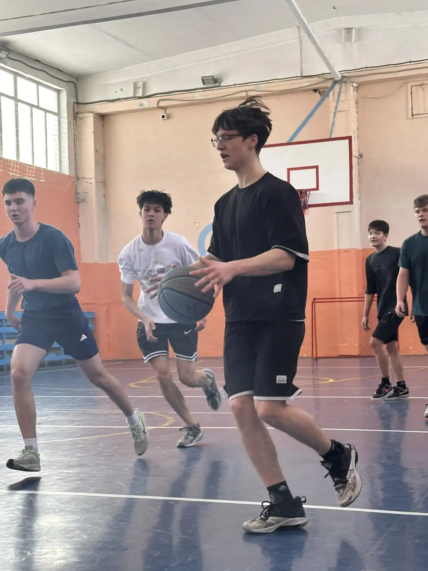 🏀В втором корпусе прошла товарищеская встреча по баскетболу среди учеников 10 класса и выпускников н