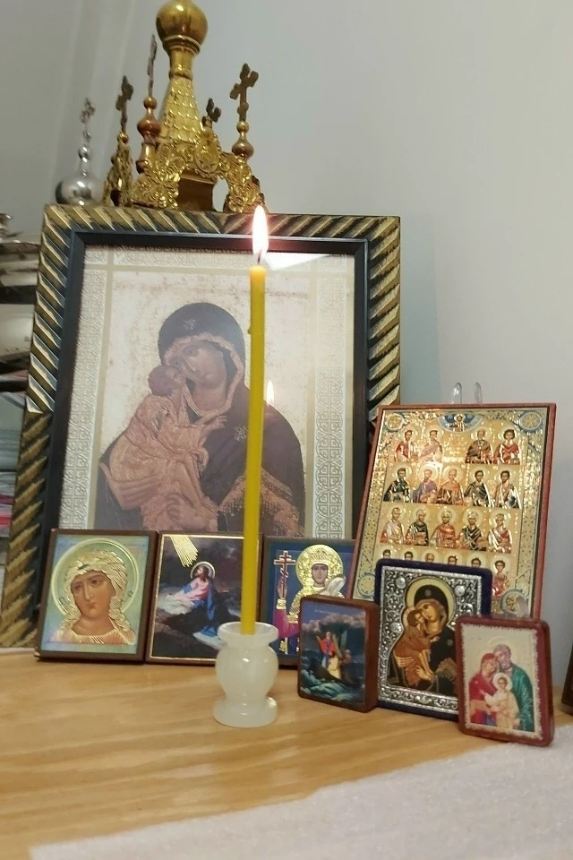 ОБ ИКОНАХ В ДОМЕ.  Почти все верующие православные имеют дома иконы – одну, а чаще несколько. Какие 
