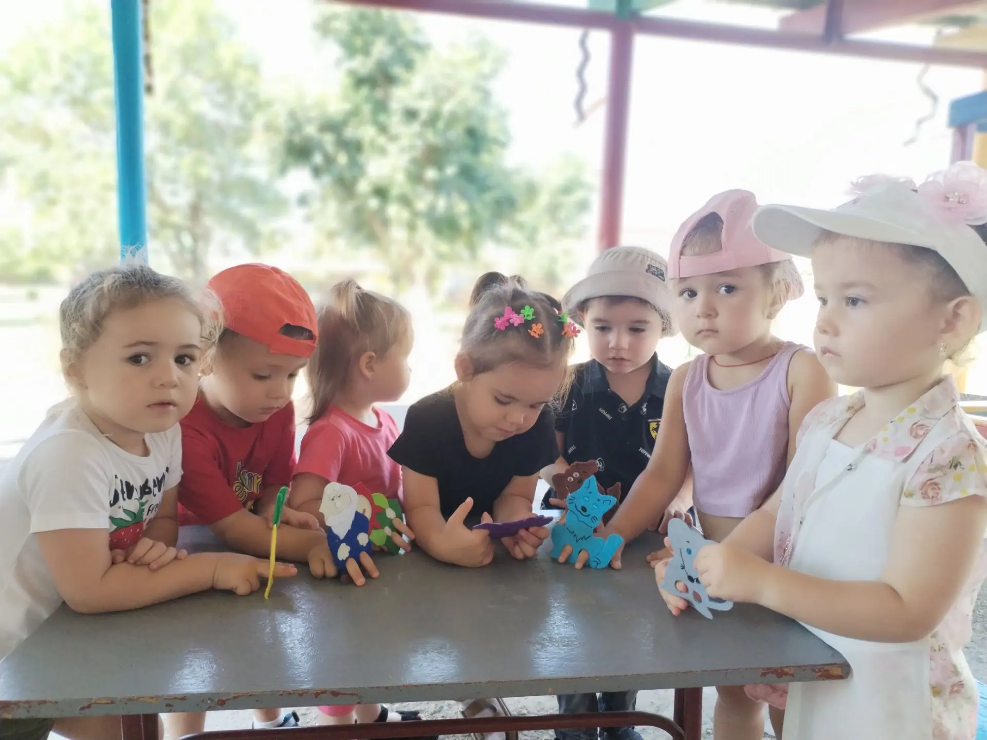 Наши детки очень любят слушать сказки. 🤗 👐А когда мы рассказываем их с иллюстрациями,...