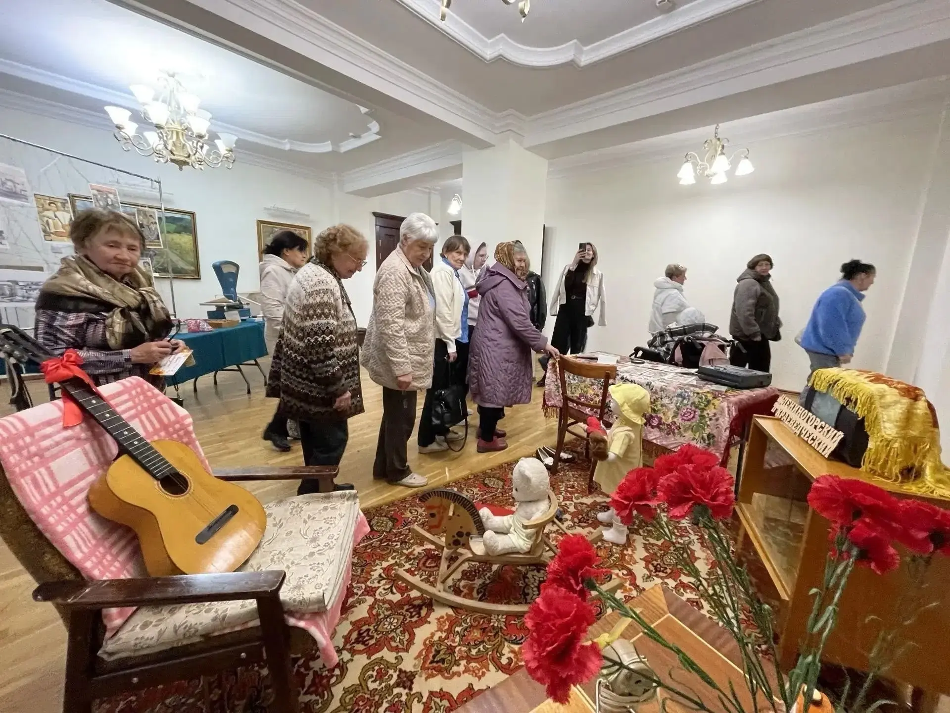 Путешествие в прошлое: в Лениногорске прошла ретро-выставка! 🕰️✨