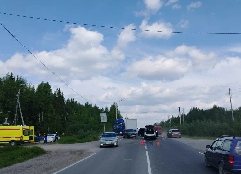Под Ухтой столкнулись две иномарки, женщину госпитализировали

Сразу три дорожные аварии произошли з