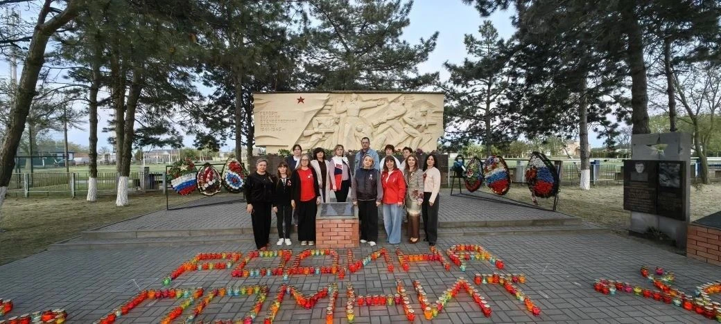 7 мая в Новобатайской школе прошла акция «Свеча памяти». Школьники выложили из горящих лампадок симв