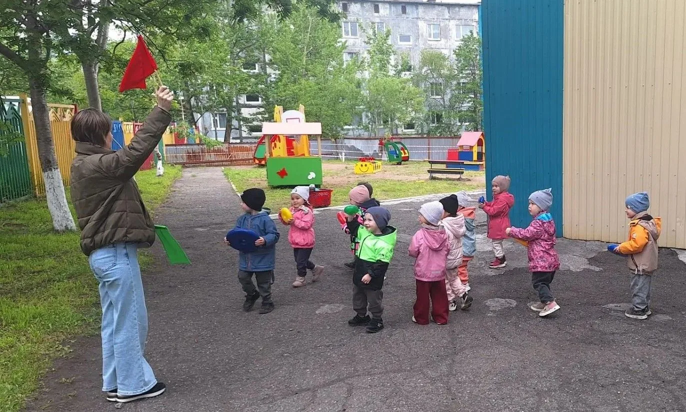 День дорожной безопасности в первой младшей группе: учимся быть внимательными пешеходами!