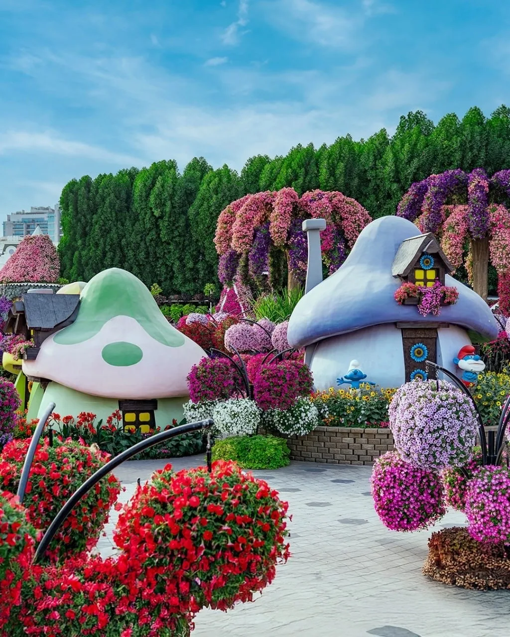 В дубайском Miracle Garden появилась тематическая зона «Деревня смурфиков» с их знаменитыми синими д